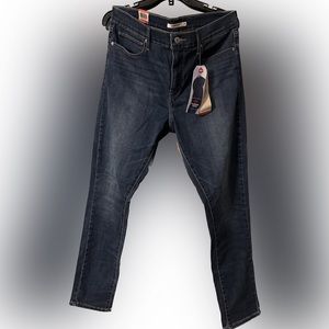 Levi’s 32x30 skinny jegging. Dark wash. Slimming leg.